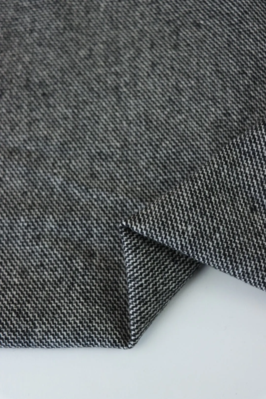 1YD 22IN REMNANT; Black & White Diagonal Weave Wool Coating